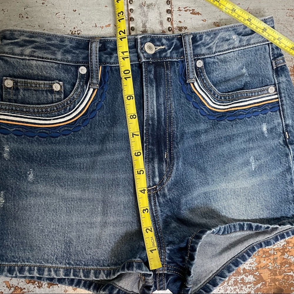 Tularosa High Rise Denim Shorts With Embroidered Pockets - Picture 9 of 10